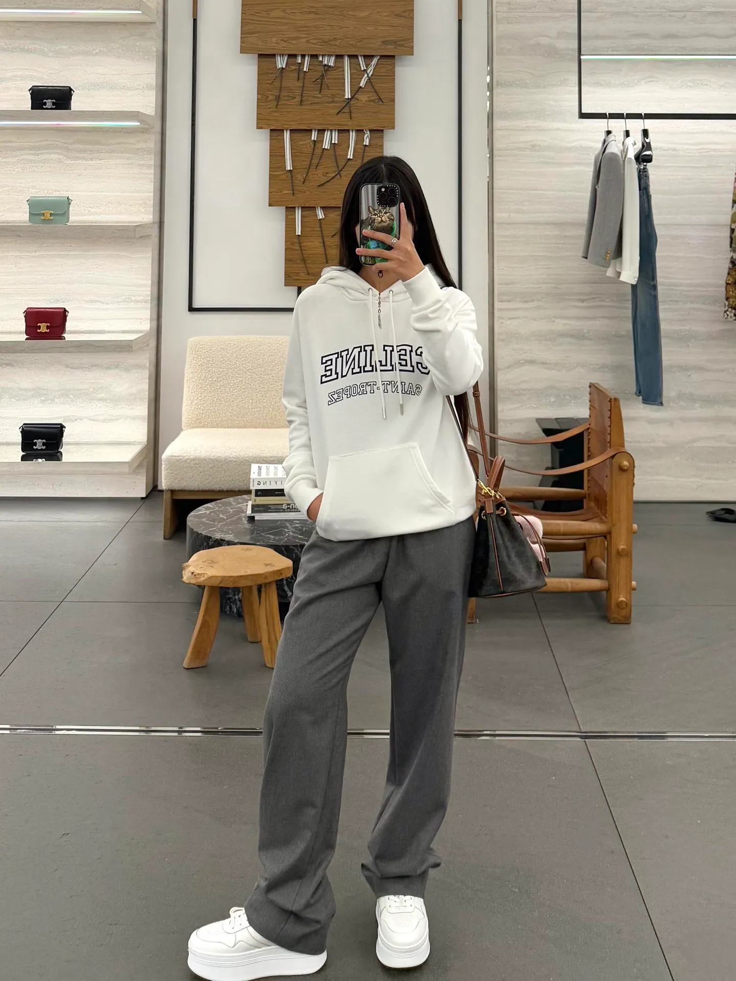 240💰 (women's style) Celine, a luxury brand from France, expresses the fashion industry's connection between culture and sports, represents a new lifestyle, and has won the favor of trendy high-end people with its excellent quality and outstanding style.  2025 new CELINE SAINT-TROPEZ resort-style sports and casual hooded sweatshirt, casual and loose tailoring, gender-neutral, very representative milky white color, inspired by Saint-Tropez, the famous seaside resort in southern France, promotes an exclusive cultural atmosphere, eye-catching and large CELINE word mother, below are the small letters SAINT-TROPEZ, which are all made of dark blue flocking technology. The letters are printed in a hollow shape and given an old and dilapidated effect. The retro atmosphere comes to the face, integrating nautical style and leisure vacation style, creating a hooded sweater that is both luxurious and trendy. 430g cotton terry, custom made in white, size SML 160cm or so, weight 80-100 jins S 165cm or so, weight 100-120 jins M 170cm or so, weight 120-140 jins L